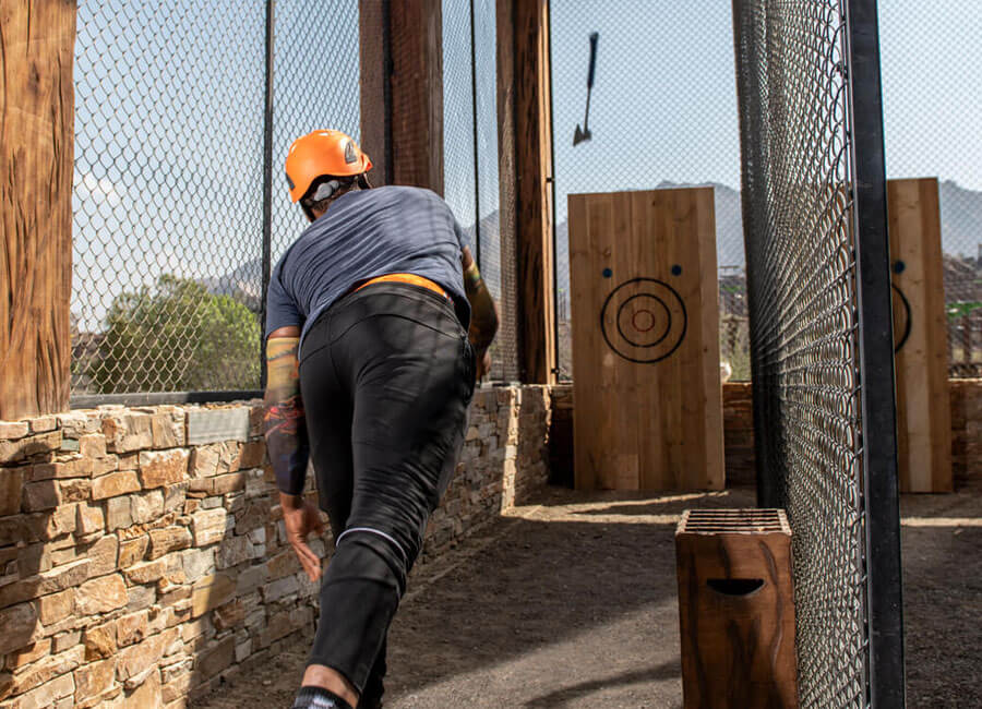 17-activities-hatta-activity_axe-throwing